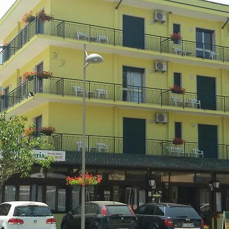 Hotel Helvetia ايراكليا ماري المظهر الخارجي الصورة